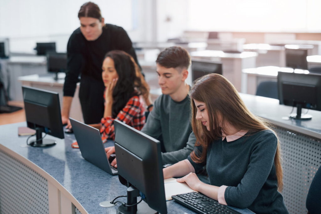 Jak zaplanować karierę w IT już w szkole średniej? Porównanie kierunków: technik informatyk a technik programista
