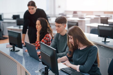 Jak zaplanować karierę w IT już w szkole średniej? Porównanie kierunków: technik informatyk a technik programista